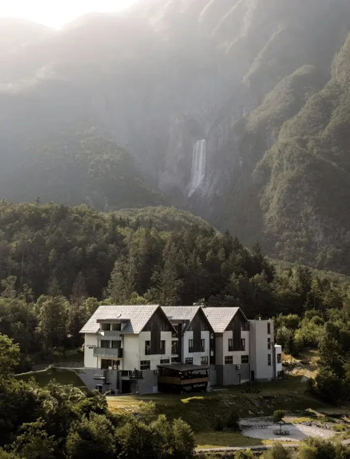 Hotel Boka pod slapom in Julijskimi Alpami